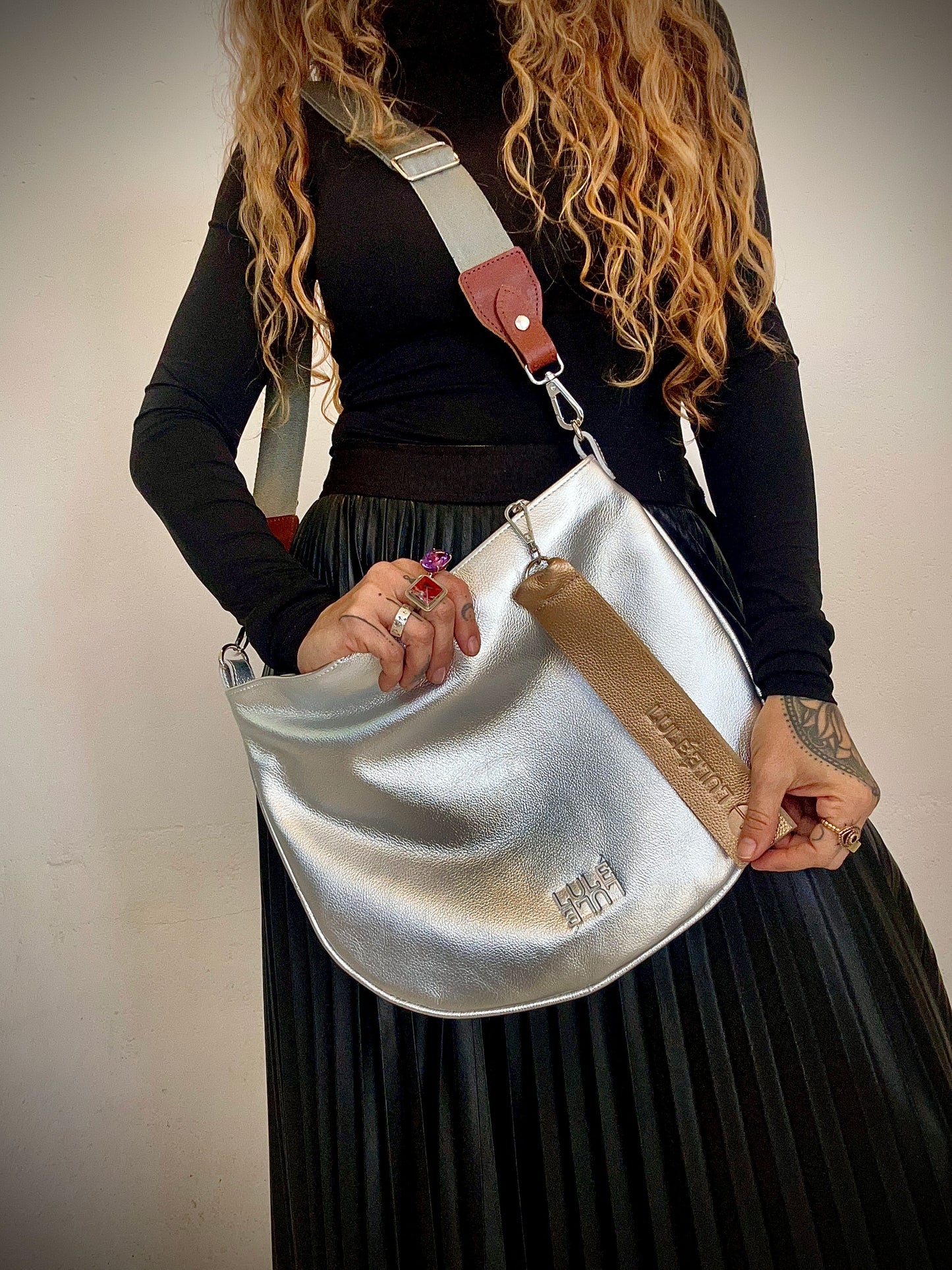 Arco Bag Silver — premium silver leather hobo crossbody bag, spacious silhouette, handmade in Colombia | LULÉ LULÉ