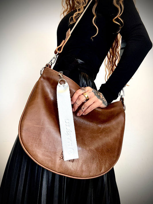 Arco Bag Brown — handcrafted Colombian leather crossbody bag with adjustable strap, worn by model | LULÉ LULÉ