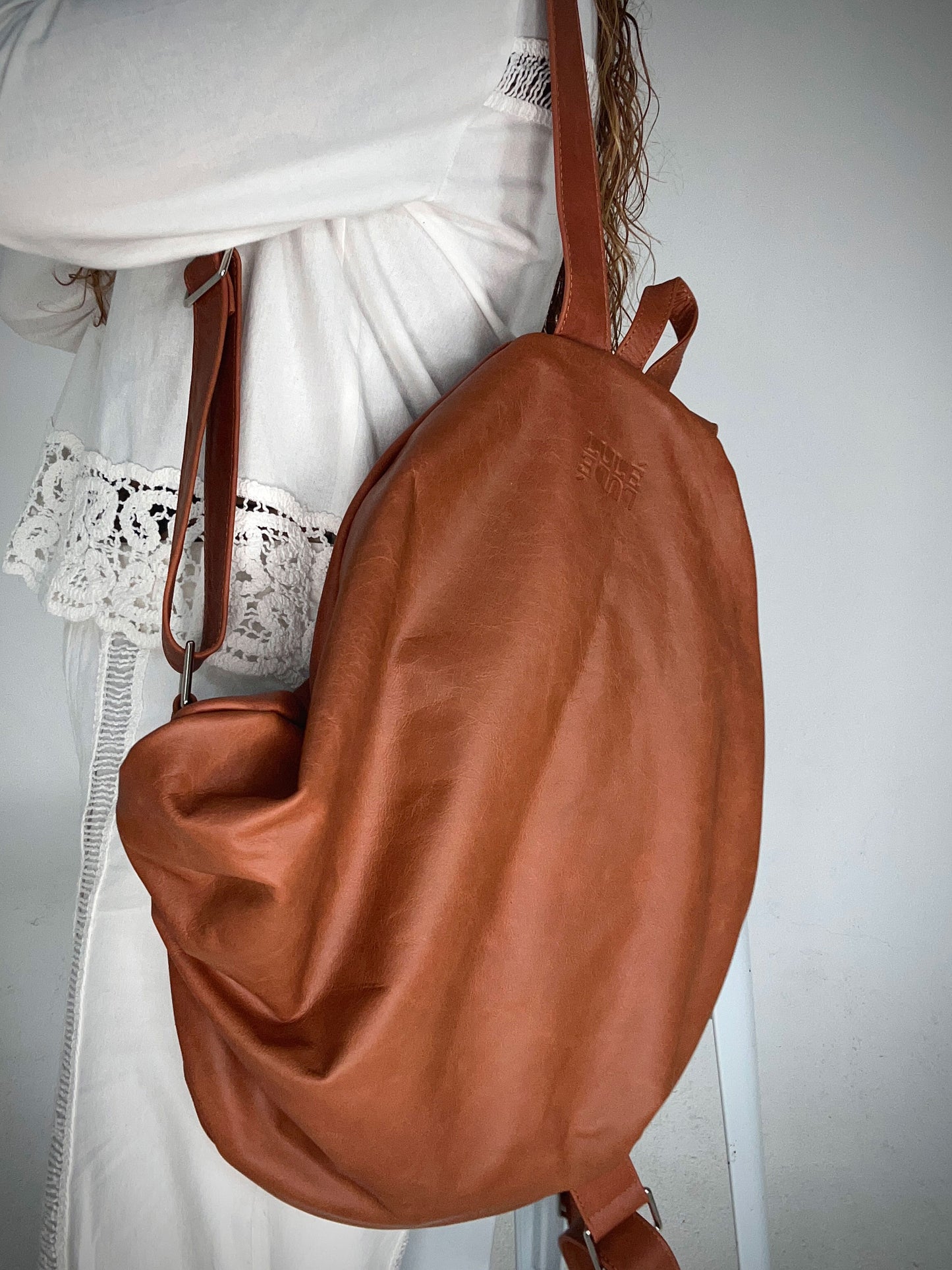 brown leather slouchy backpack Big Canvas It effortlessly transforms from a backpack to a shoulder bag and offers high comfort with adjustable straps and a wide opening BagPack Cognac | Minimalist Leather