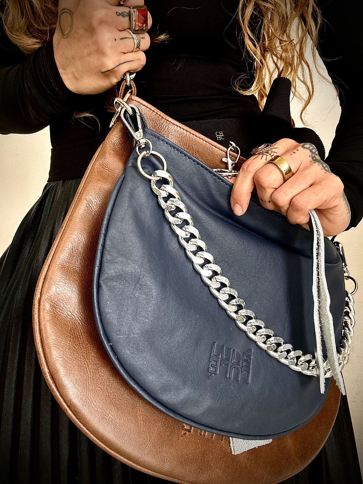 Duo Bag Brown & Dark Blue — close-up of dark blue leather Arco Bag with silver chain and embossed LULÉ LULÉ logo | LULÉ LULÉ