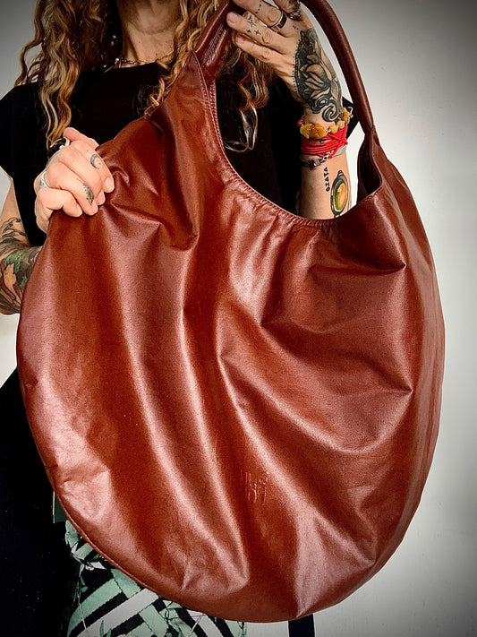 LULÉ LULÉ O.G. Bag in terracotta leather, close-up of embossed logo and soft drape