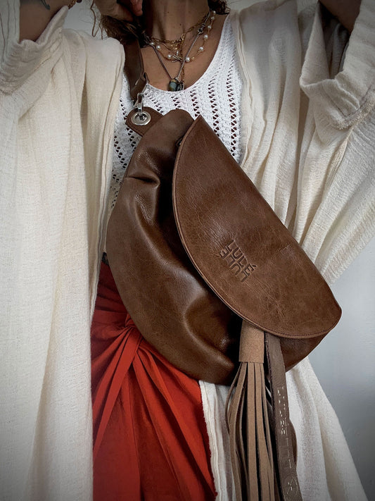 Reptilia Bag XL Aged Brown held by model – large handmade leather hobo bag with fringe strap by LULÉ LULÉ, made in Colombia